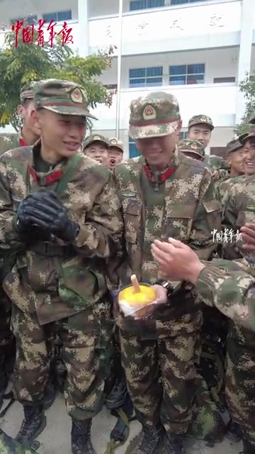 面包代替蛋糕,火腿肠代替蜡烛。拉练途中的生日一定终生难忘。生日快乐!