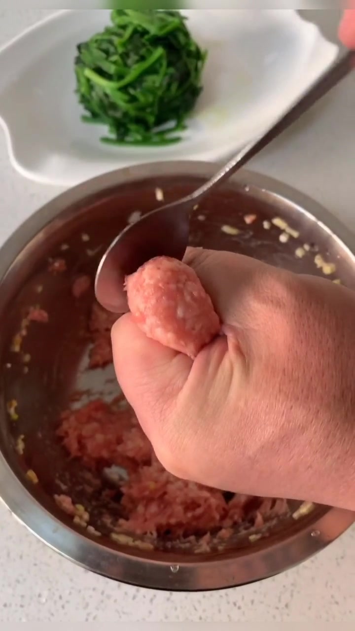 过年必备菜之菠菜粉丝丸子汤