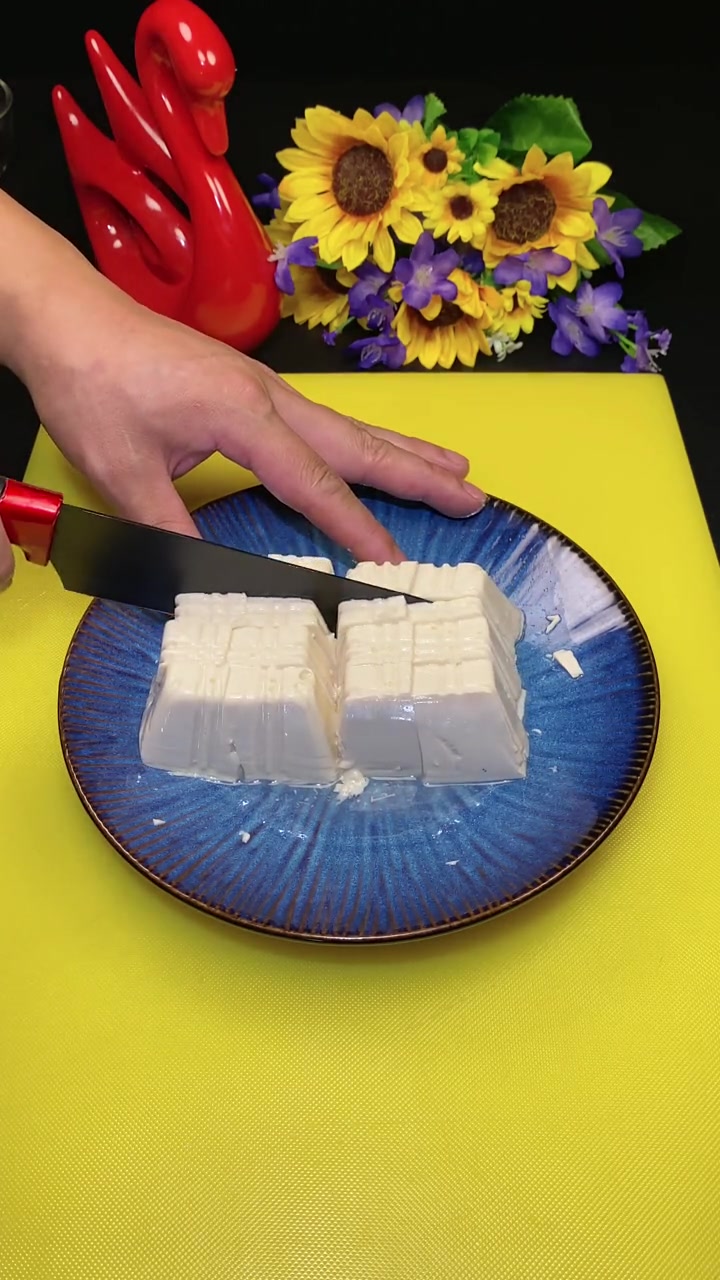 这才是真正的皮蛋豆腐,上桌子一看,我以前吃的都是假的吧!