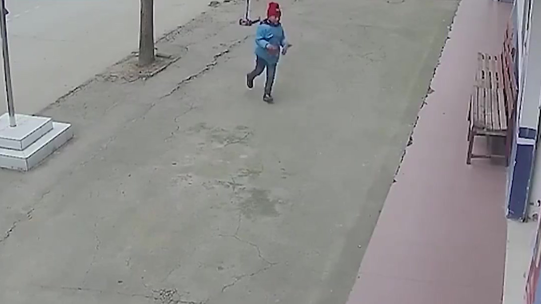 【暖心!2萌娃派出所投喂桔子哥哥】新年第一天,绵阳江油的两个“小可爱”到派出所值班室“投喂