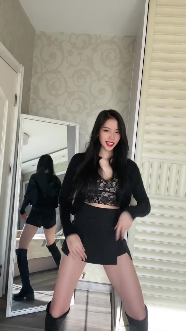 美女这大腿上的肉啊太引人注目了!