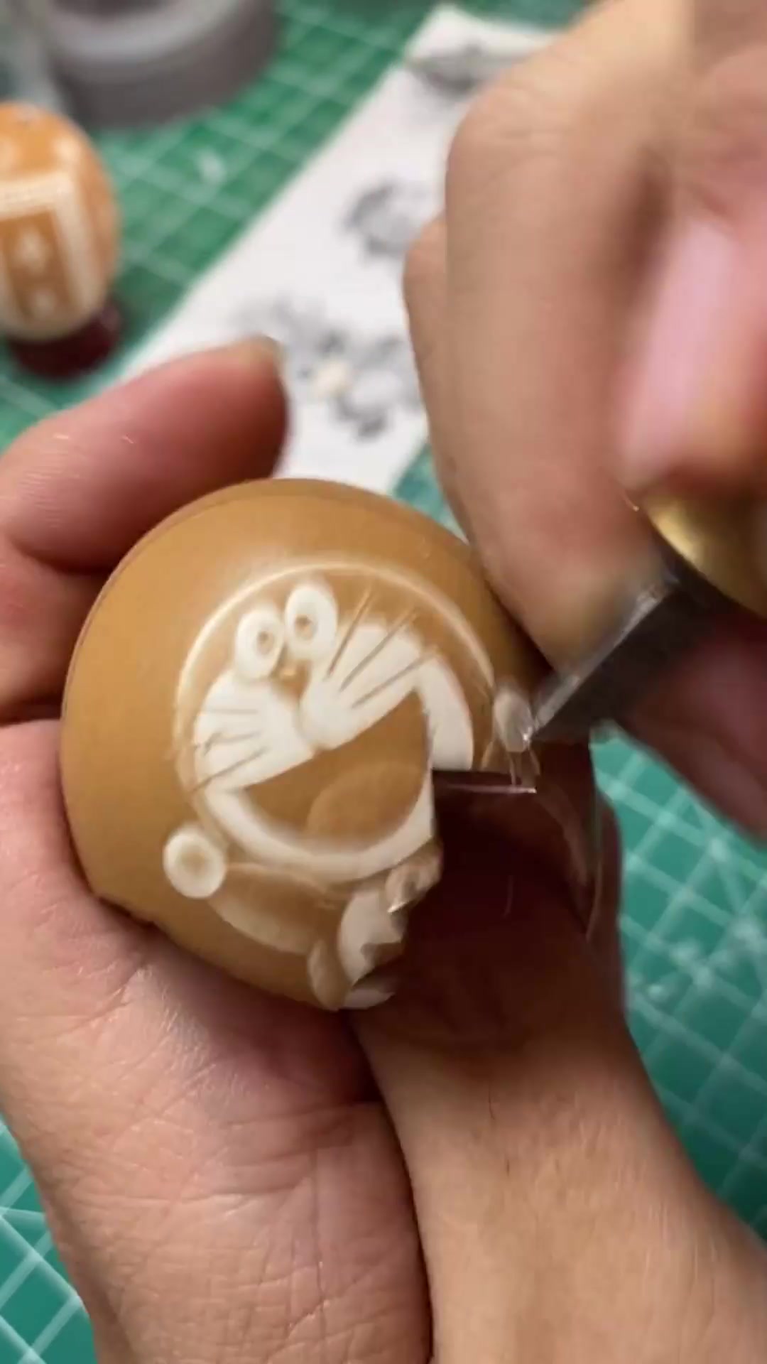 在鸡蛋壳上作画,力度真的很重要,小哥最后把自己整崩溃了!