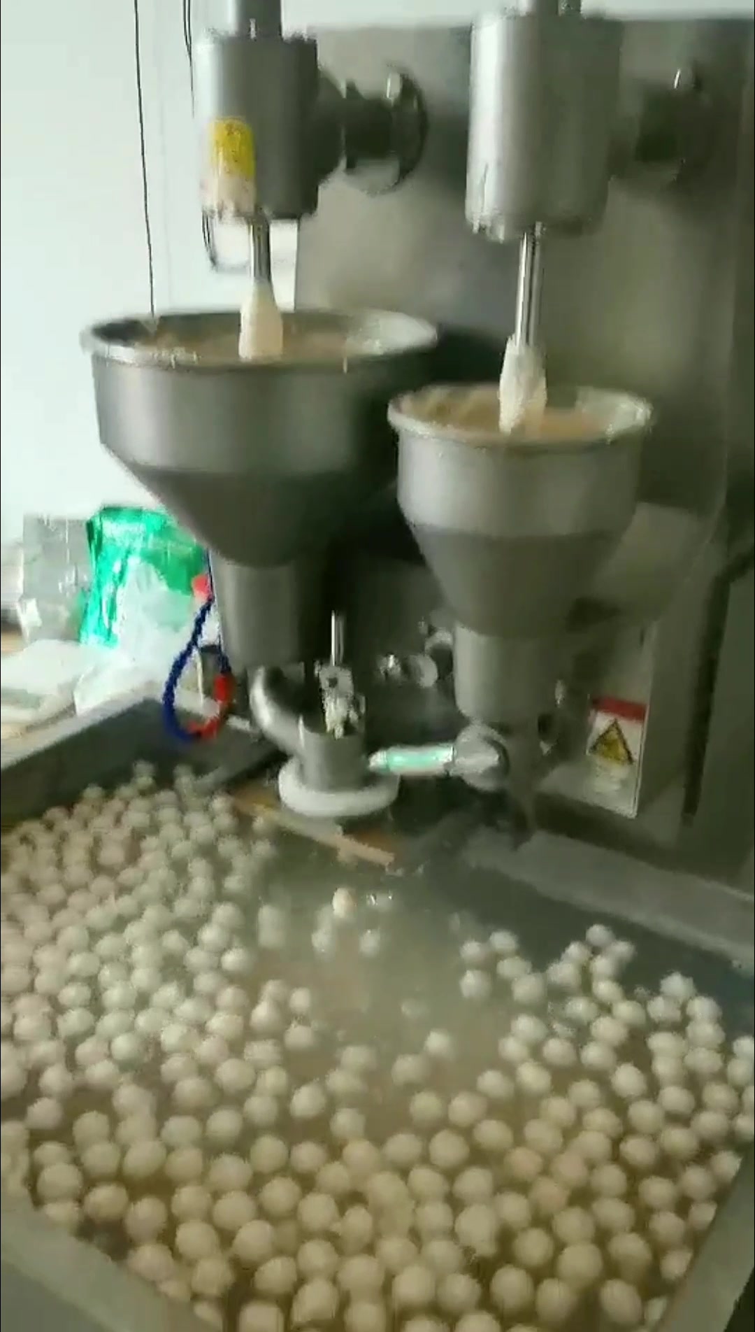 包馅肉丸机做肉丸,下面可以配个水煮槽接着做好的肉丸,直接定型