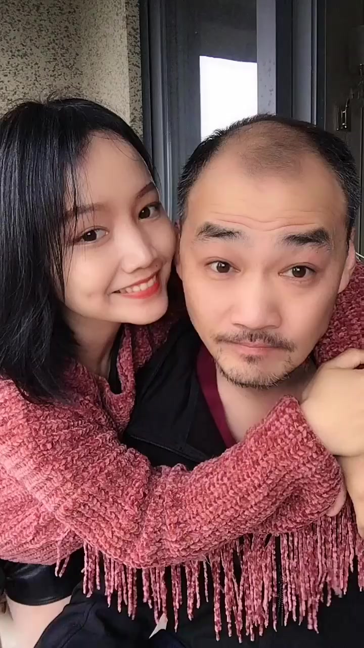 好白菜都被猪拱了,眼前这一幕,咱也不敢问