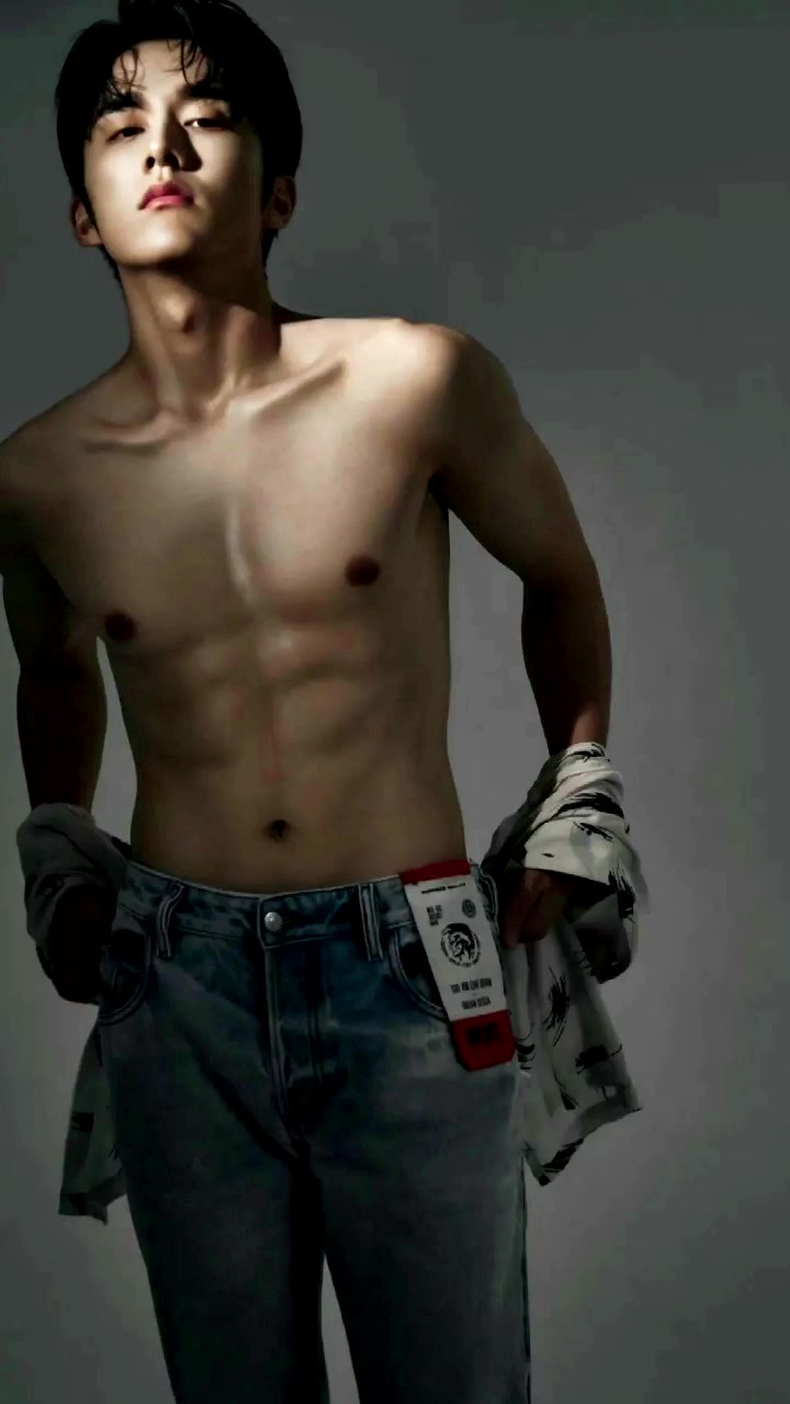 我证明!张新成的胸肌是真的!不是秋衣穿多了~