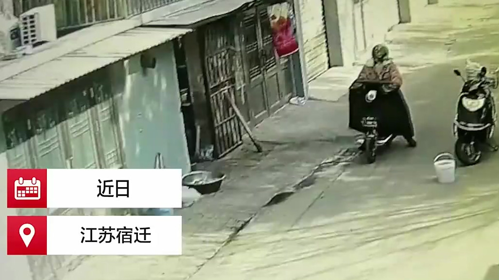 【女子戴绿鱼头套盗窃被抓:以为戴上头套能逃避侦查[费解]】近日,江苏宿迁一所小学的办公室失