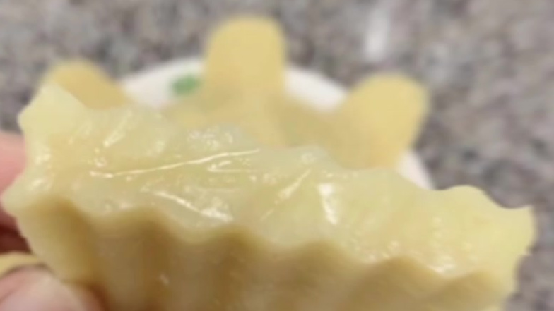 地方小吃#美食# 灰水籺是广西博白县一款独特的传统客家美食,制作工艺绿色原生态。所用的灰水