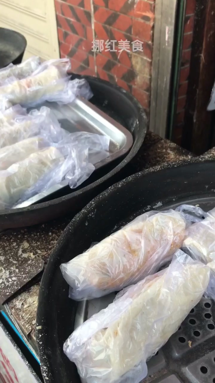 实拍泉州西街手工润饼皮制作,非物质文化遗产。润饼皮与春卷皮是一样的,只是润饼不油炸,包裹的