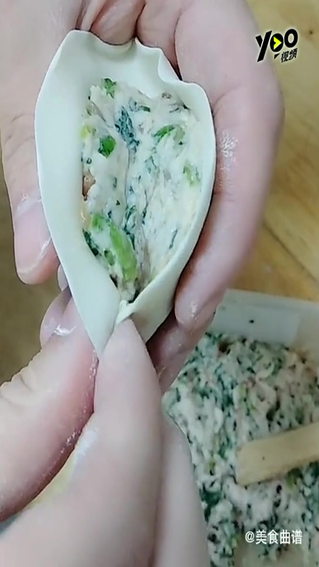 包月牙饺子有诀窍,弯弯的超好看,褶花整齐还漂亮,怎么煮都不破