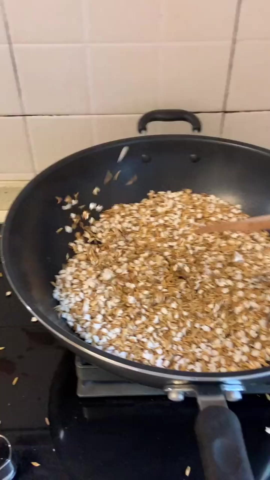 老婆炒菜的场景,这一幕我看傻眼了,我还能吃上饭吗?
