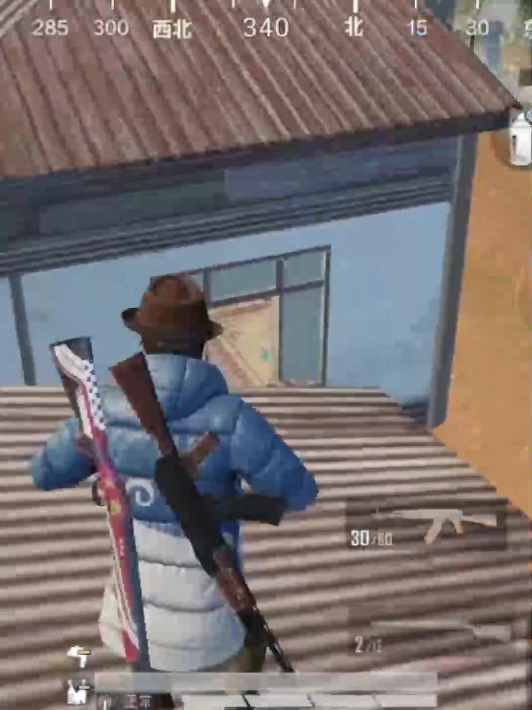 和平精英:上树派对比,香肠VS和平,看看香肠怎么上树派?