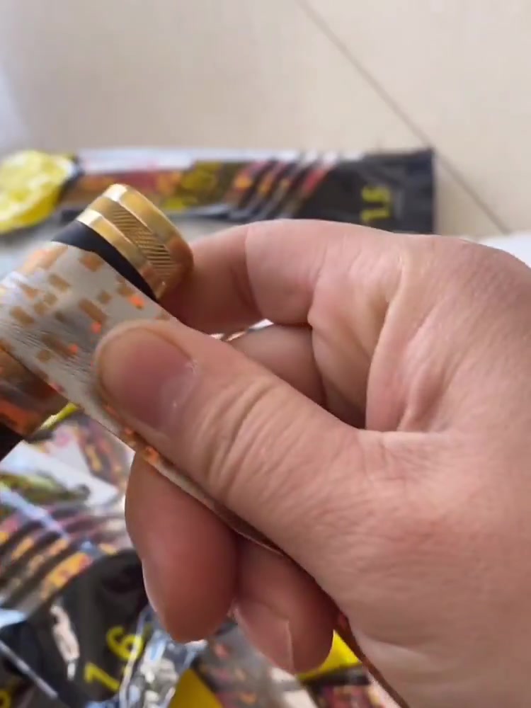 钓鱼技巧:鱼竿常用的吸汗带的缠法