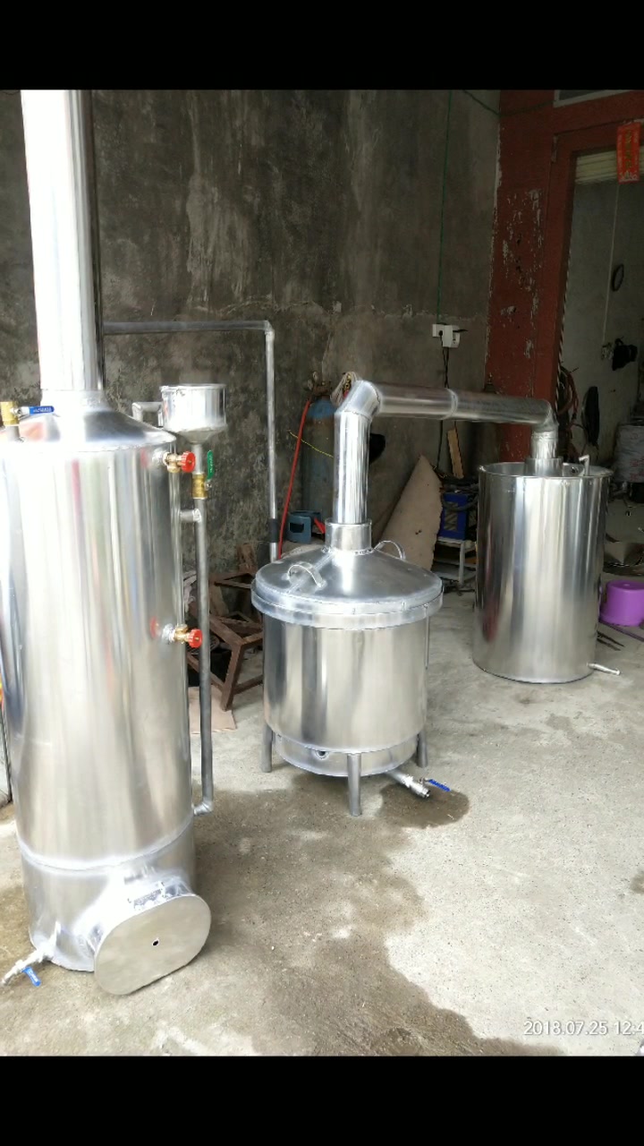 酒柴火蒸酒器,酒坊酒厂实用型蒸酒,每天可产200斤酒。
