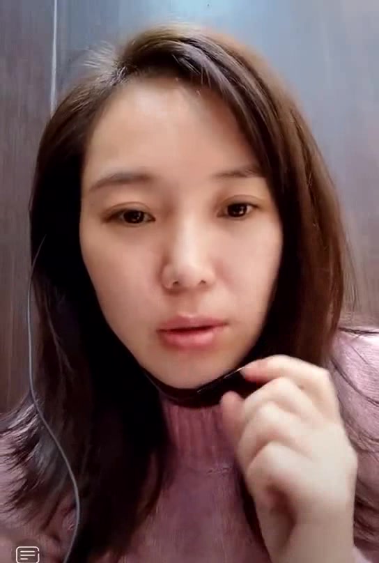 云朵素颜直播与歌迷聊天谈土豆糍粑鱼腥草等特色饮食