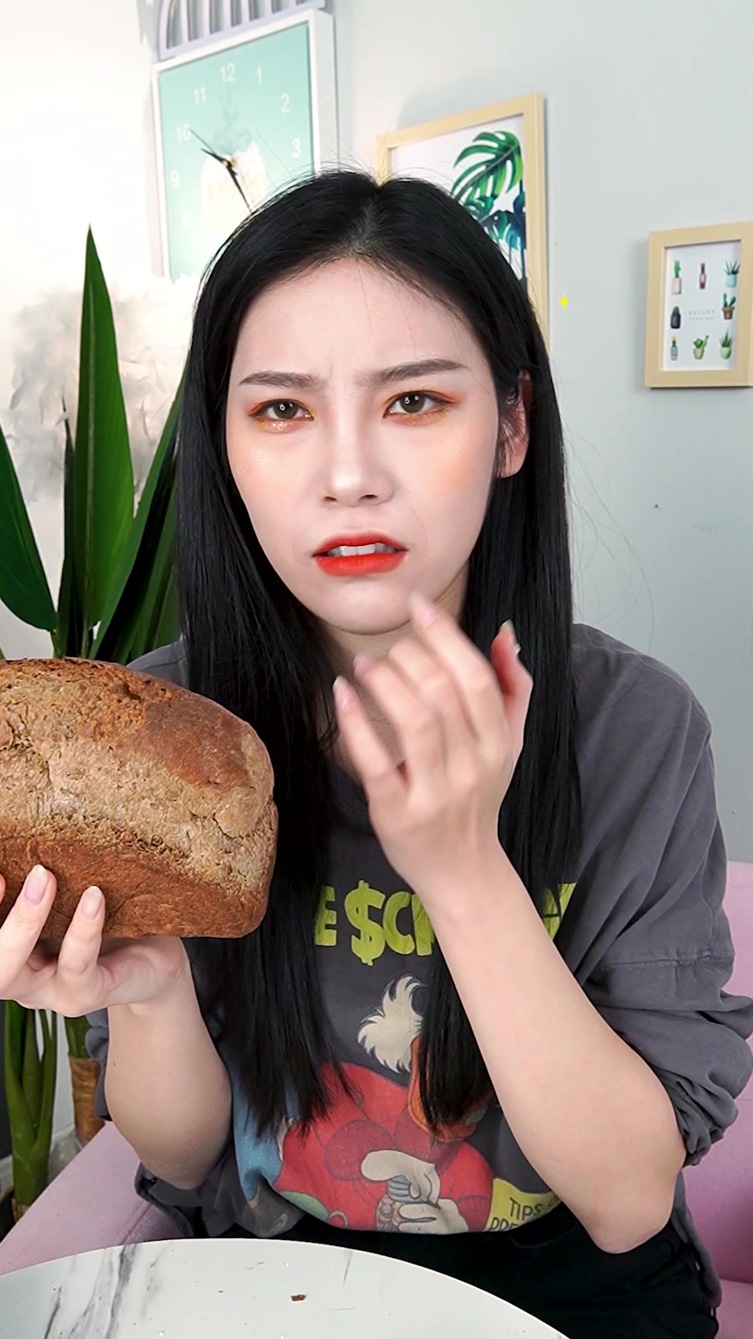 第一次吃能劈砖的大列巴面包,实在太硬了,切了半小时才掉下一块