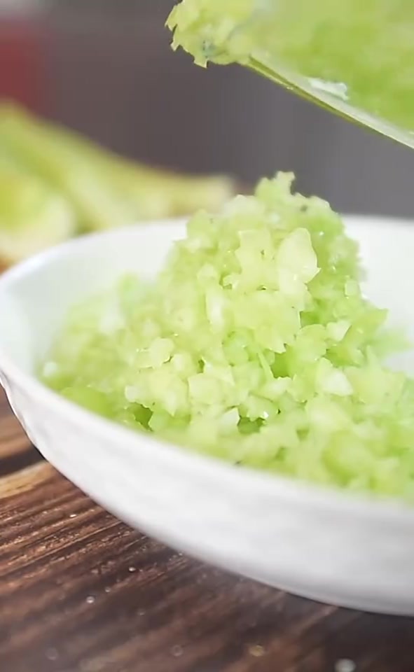 芹菜肉馅饺子好吃有诀窍看着就香味道鲜美