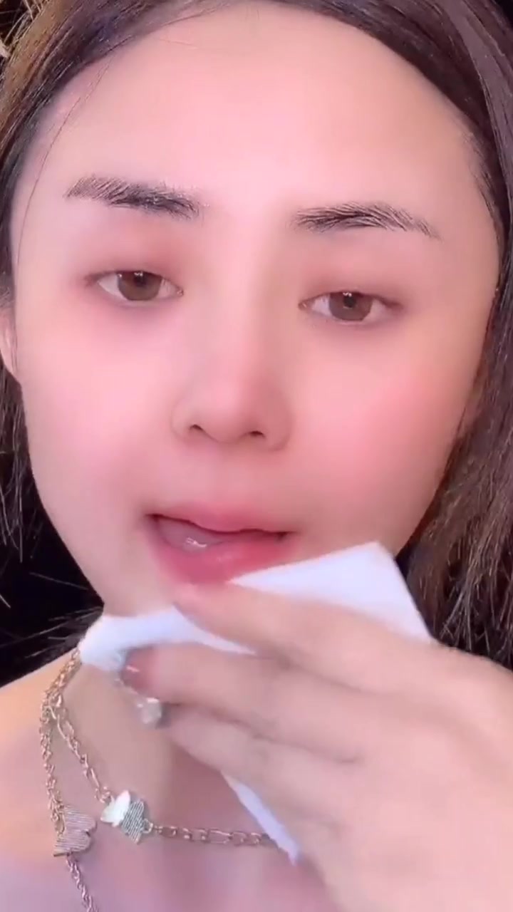 长得很像赵丽颖的女子,卸妆后竟然长这样,你失望了吗