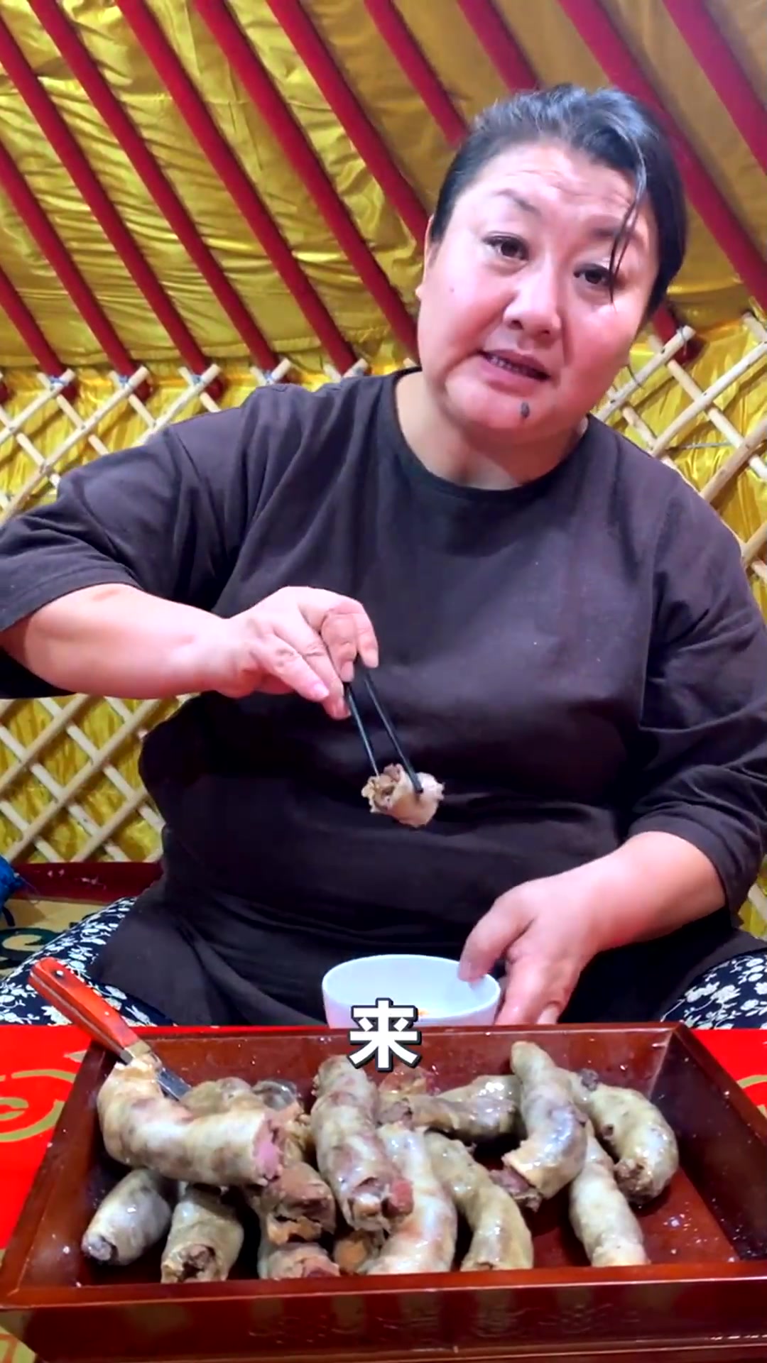 来自蒙古的美食,原来肉肠是这样吃的!看得我口直横流了