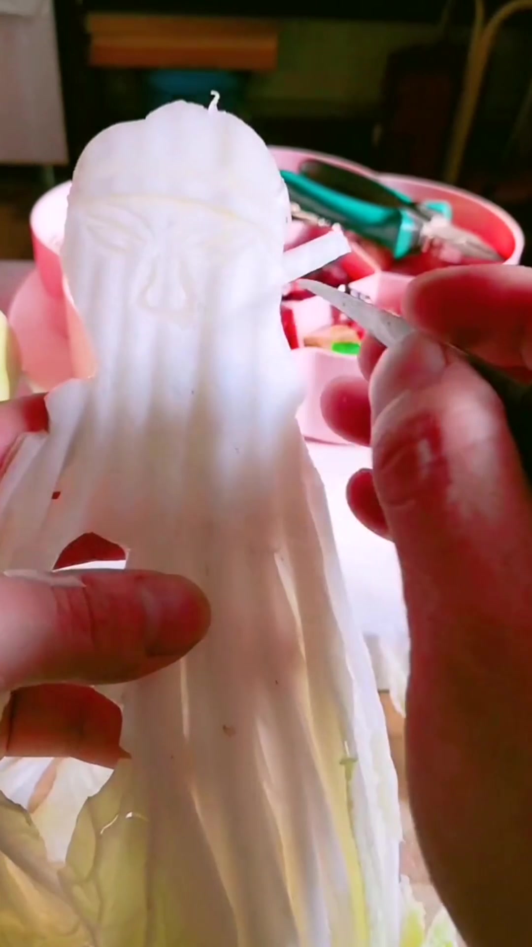 厨师用白菜叶雕人物头像,网友:白菜叶都能雕刻,真是高手在民间