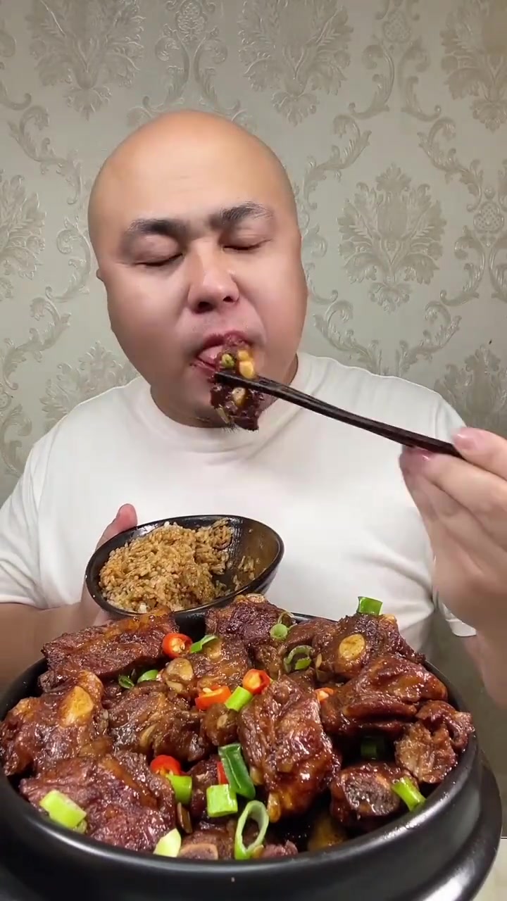 东北大哥开饭了,非常美味的红烧排骨,看着就觉得色香味俱全!