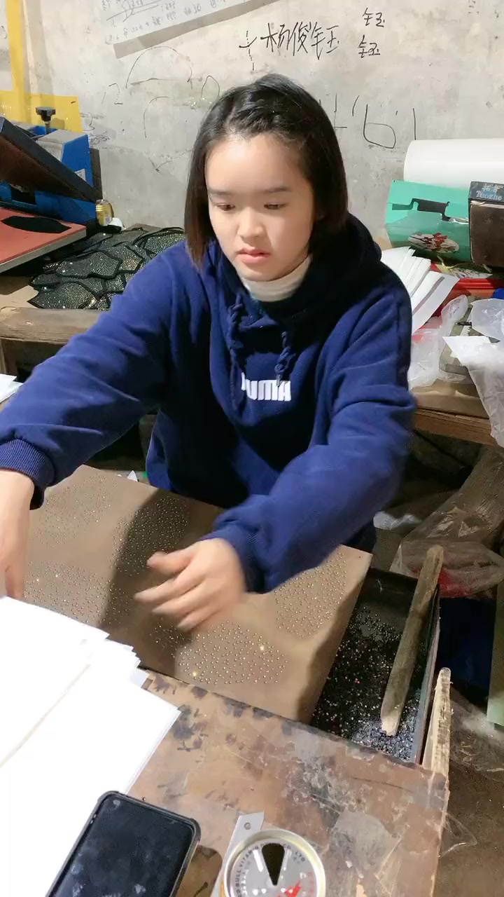 美女做砖石画手工,一天能挣八百多,真的太厉害了!