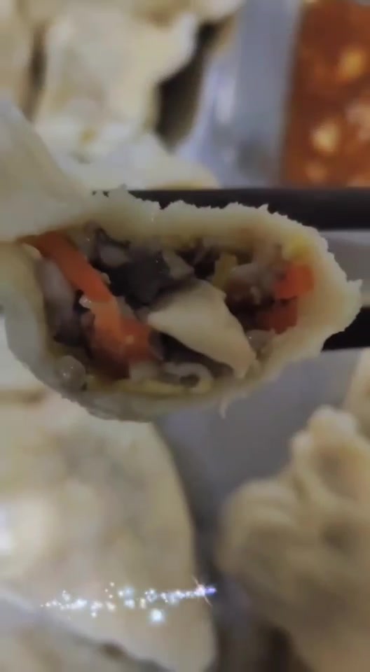 #无法拒绝的美食# 最近餐厅很宠爱我们,告别三菜一汤的晚餐之后,馄饨打卤面挨着来,今晚轮到