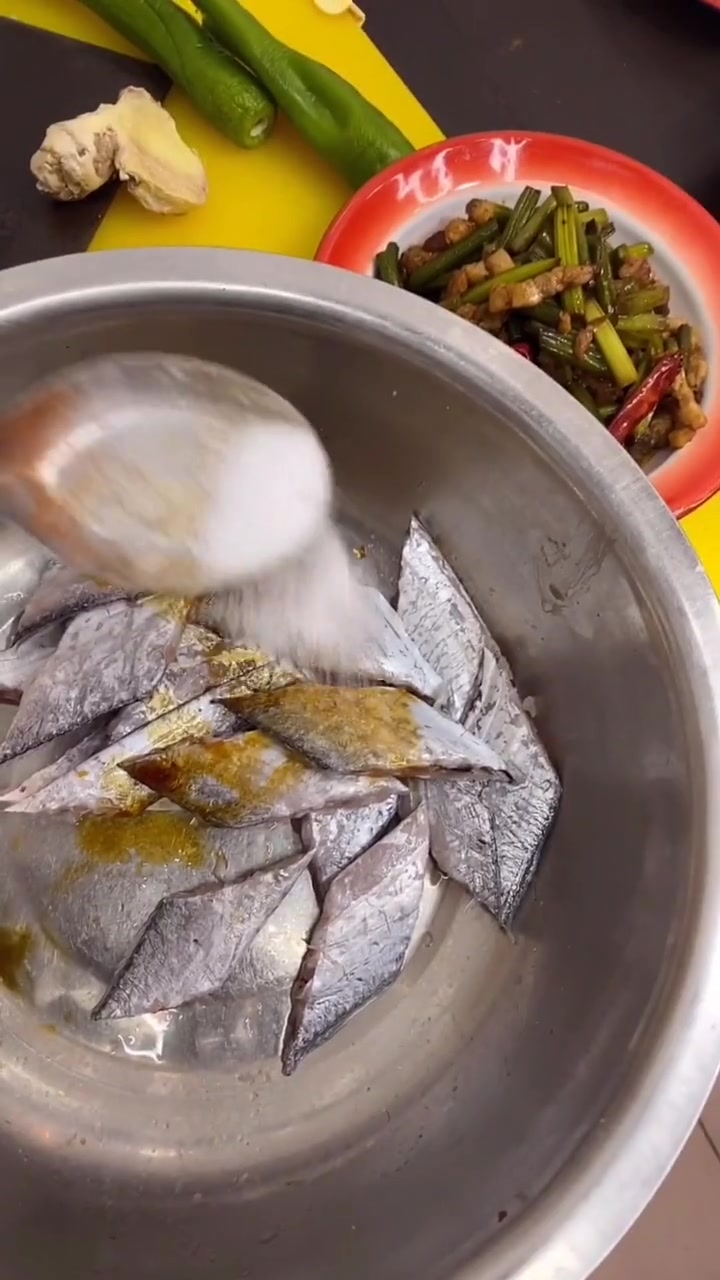 东北一家人开饭了,热腾腾的饺子出锅了,看着太有食欲了!