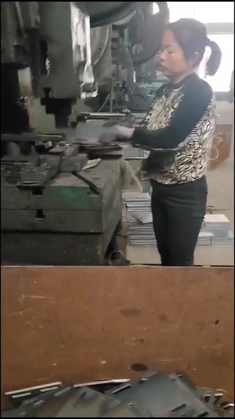 谁说女子不如男,娶这样的老婆烧高香,压铁板好手艺手都不抖