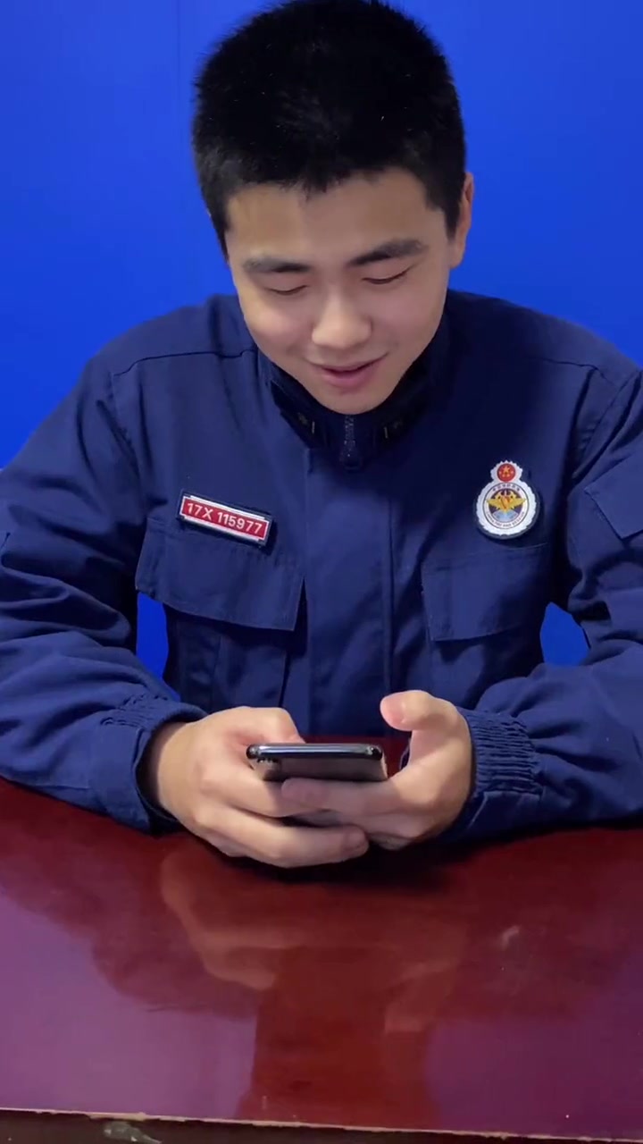 你们能答出小刘发的微信表情是什么意思嘛?微信表情包 蓝朋友