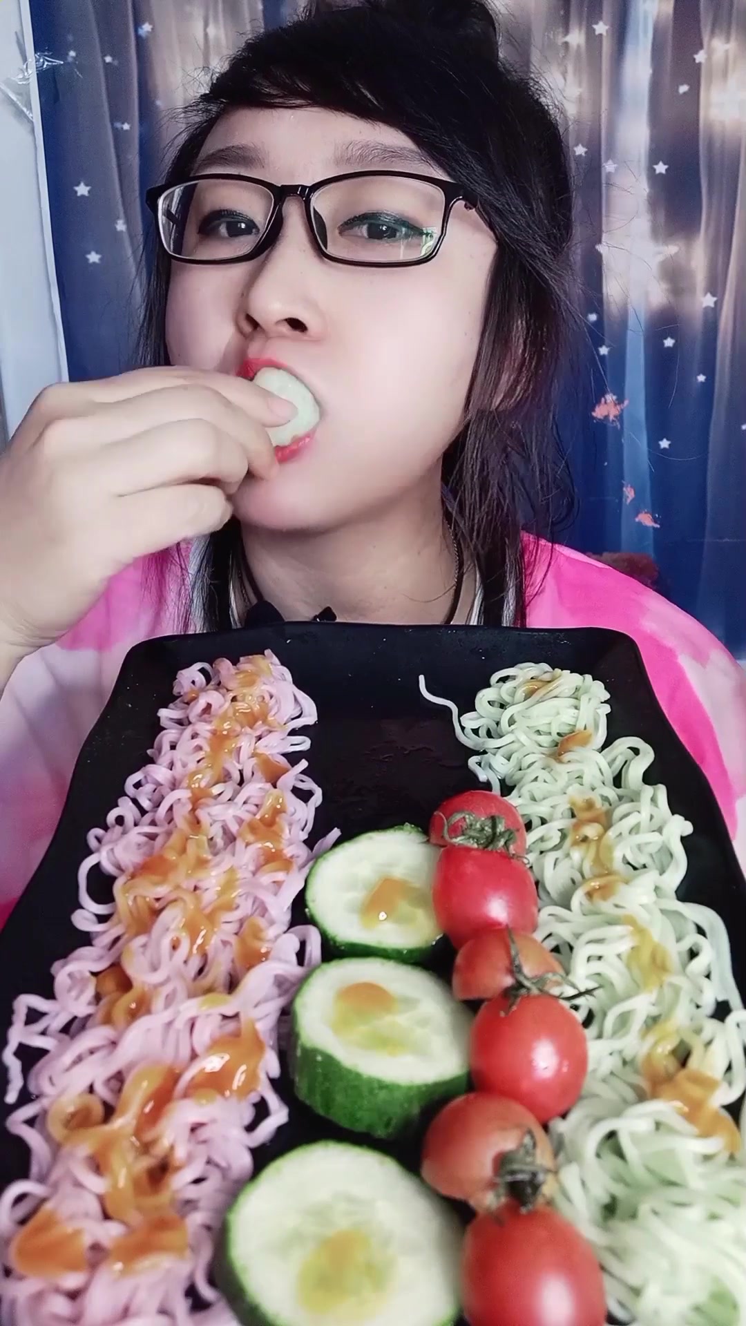 红色绿色方便面哦