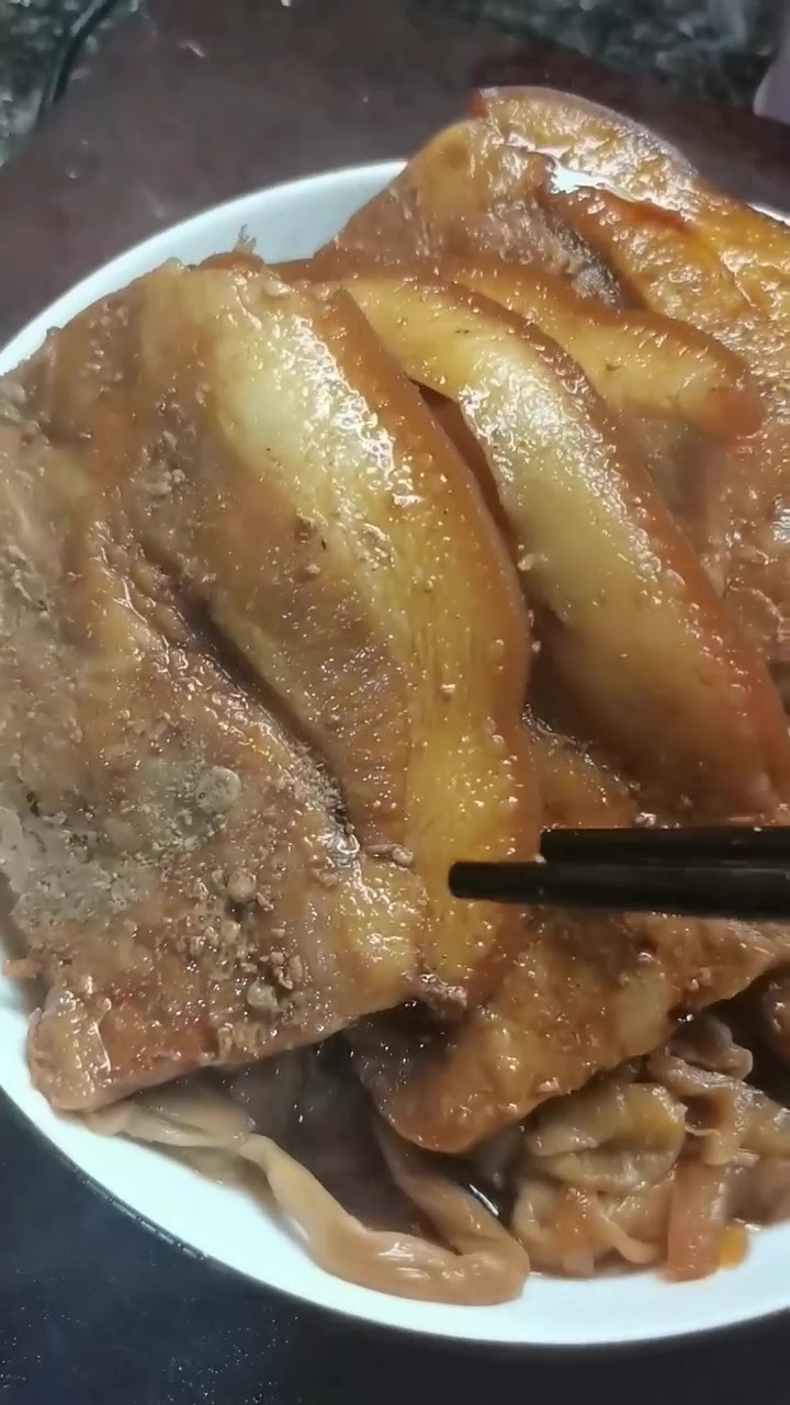 酸菜扣肉,大片五花肉葱姜花椒料酒焯水煮八分熟,摆盘