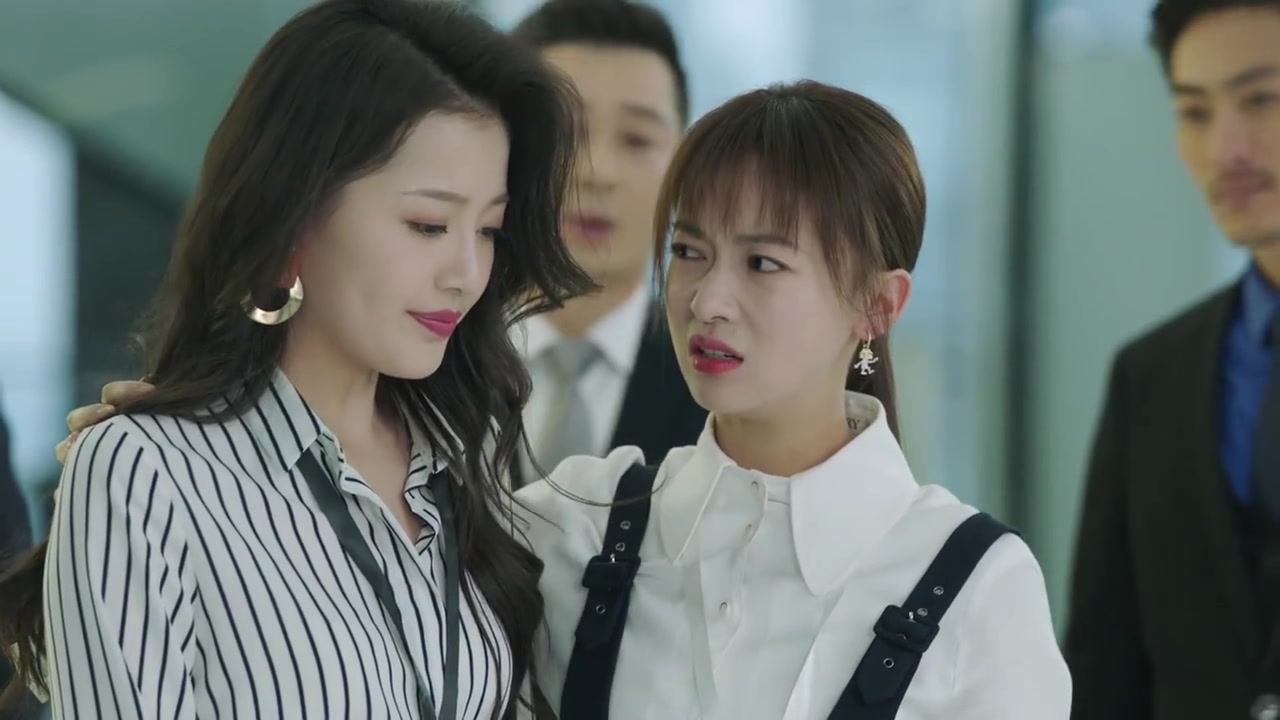 【青春正好】#电视剧正青春# 前台董小姐@王秀竹 粗心地将卫生纸挂在了衣服上,没有察觉,一