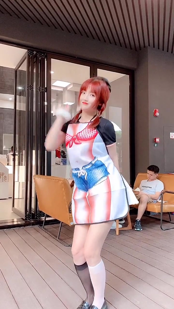 这家奶茶店服务员的工作服真好玩