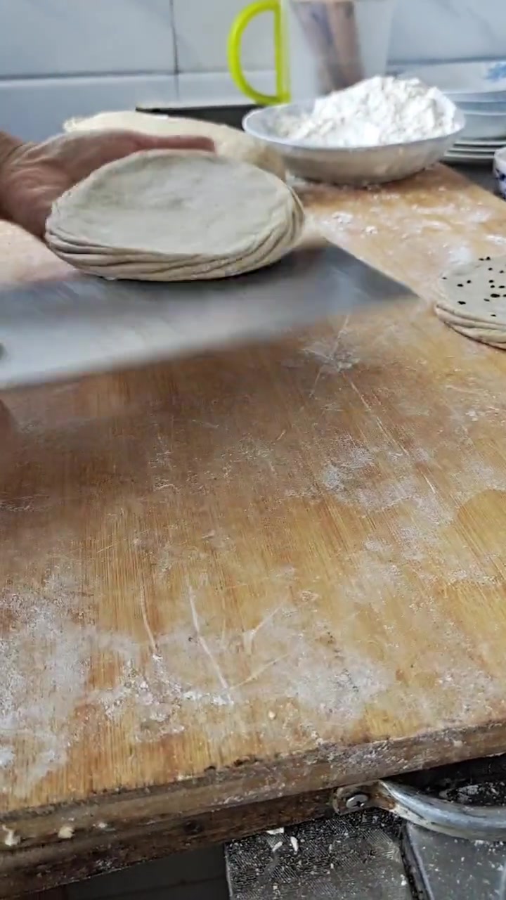 坎边烧饼完美的花边,看到这个刀法,真是太厉害了!