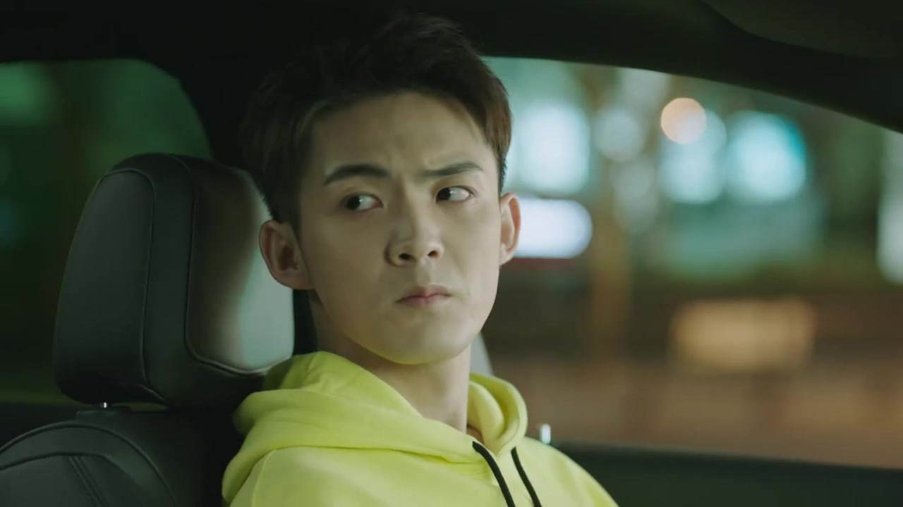 #电视剧正青春# 章小鱼失恋崩溃,拉着朋友一起从杭州赶到了上海,不想放弃对吴东江的爱就算真