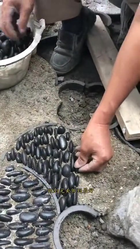 仿古园林地面铺设,用鹅卵石设计图案,效果相当完美