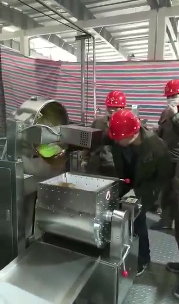 绿茶瓜子熬糖搅拌成型切块操作