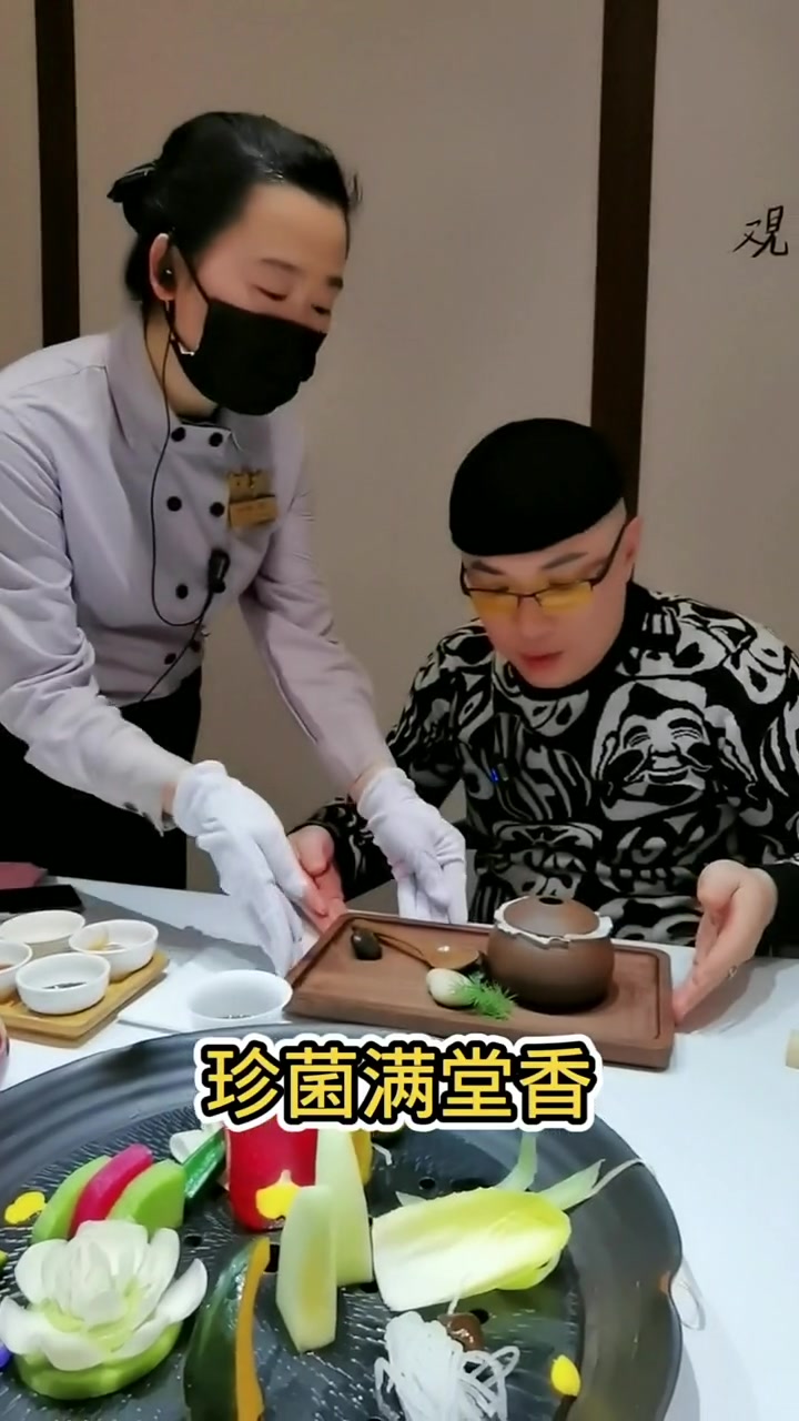 老北京大哥来高档餐厅,直接这样吃黑松露,看着都感觉奢侈