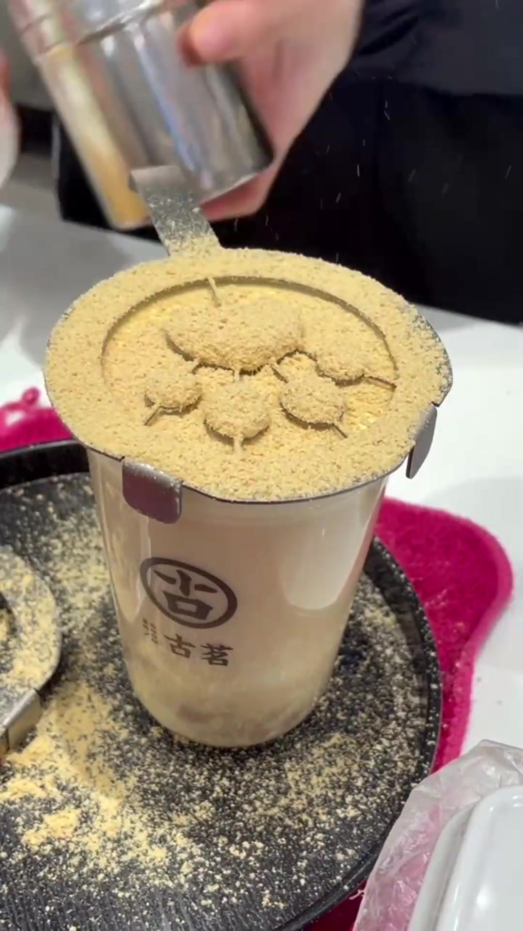 奶茶里的熊掌,竟然是这样弄出来的,这一幕太好玩了!