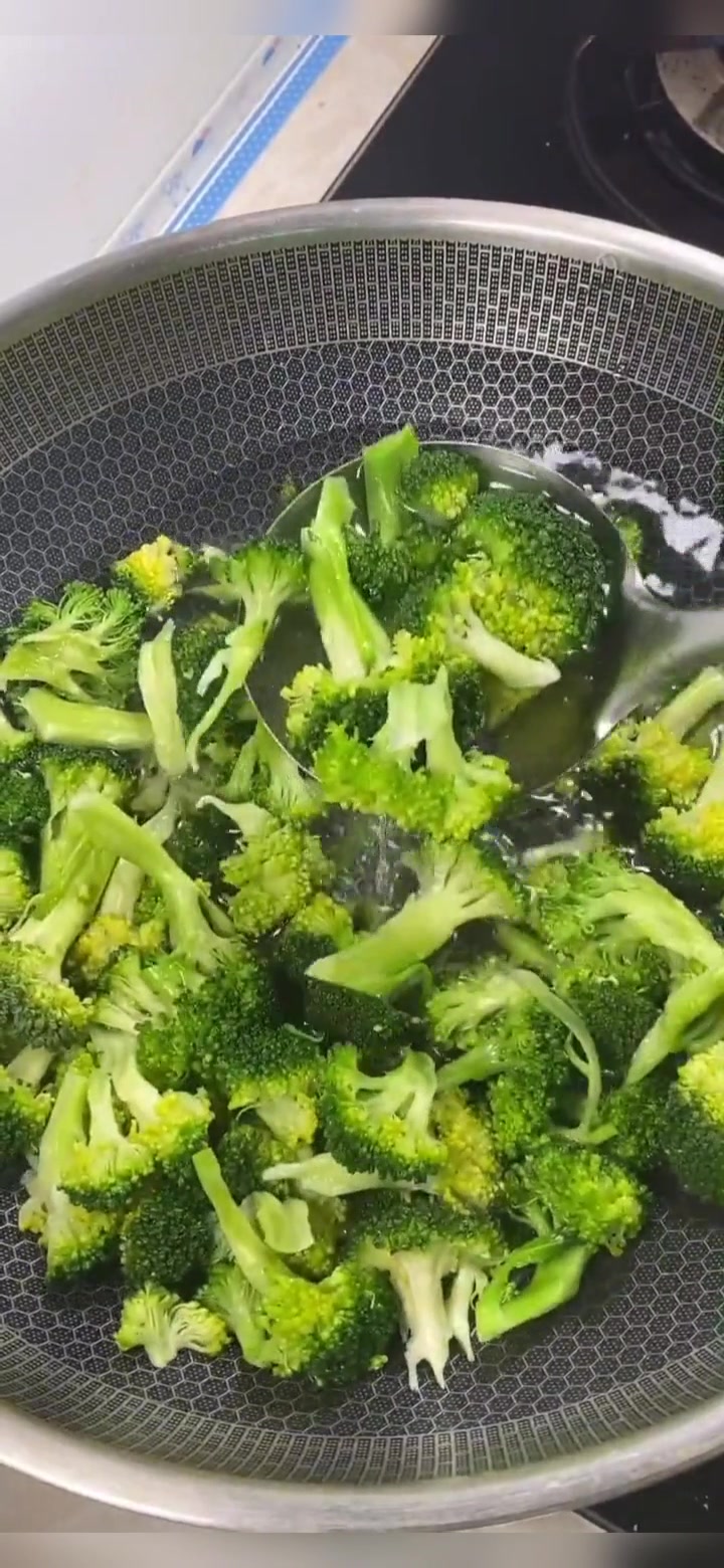 西兰花炒木耳,经常增强免疫力