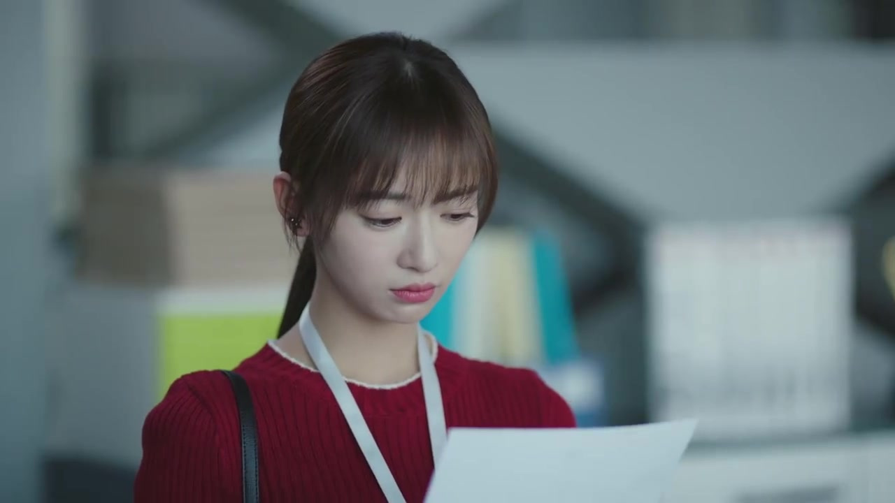 #电视剧正青春# 心疼职场新人章小鱼@吴谨言 的入职经历,喝化妆水又被同事抢单,因为无知闯