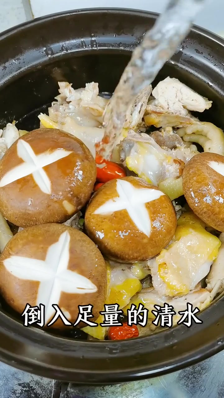 才知道原来正宗的鸡汤是这样炖的,汤鲜肉嫩,好喝又有营养!