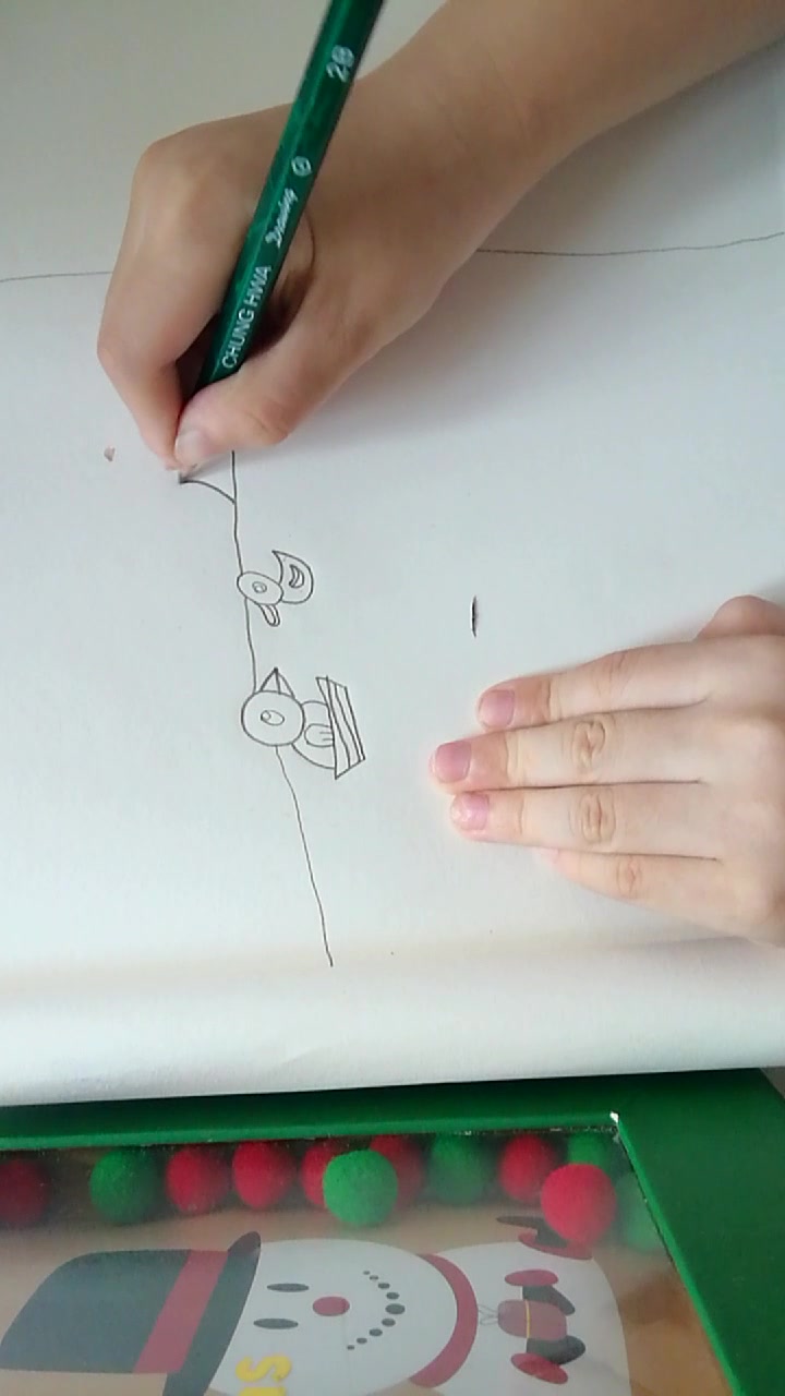 小鸡和小鸭在水里怎么画