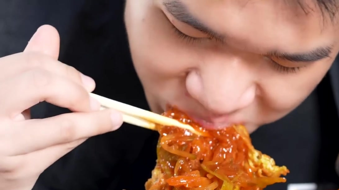 【一碟酸甜酥脆的五柳炸蛋饭,帮你找回小时候的味道】五柳炸蛋是广州传统菜式,当刚炸好的酥脆鸡