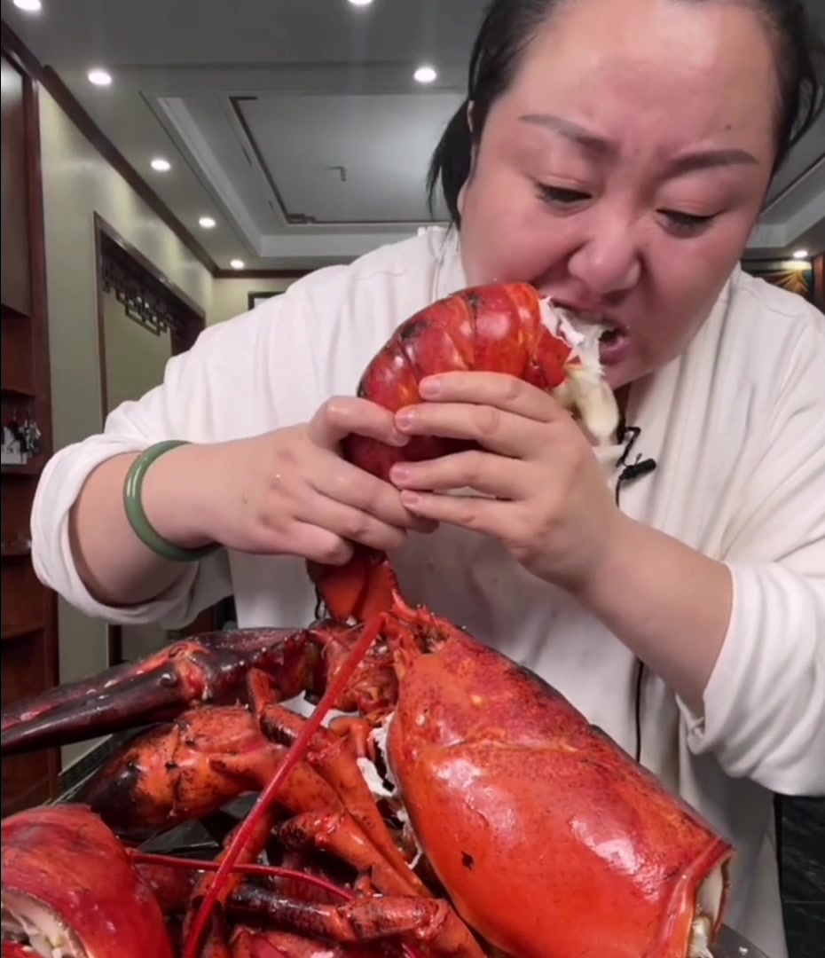 胖妹开饭了,大龙虾拿着咔咔就是造
