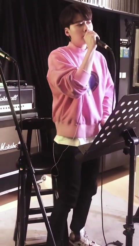 李易峰《约定》练习室版直拍:峰峰情歌唱得好温柔好好听哦!