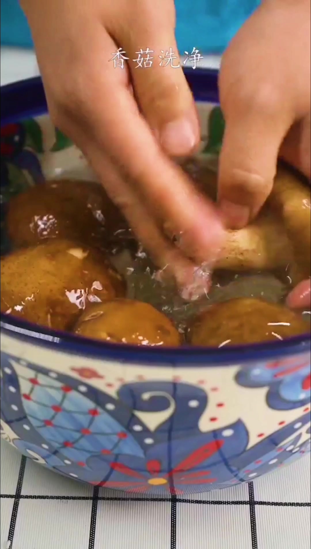 冬日暖汤羊蝎子三菌汤,汤鲜味美,好吃暖身!