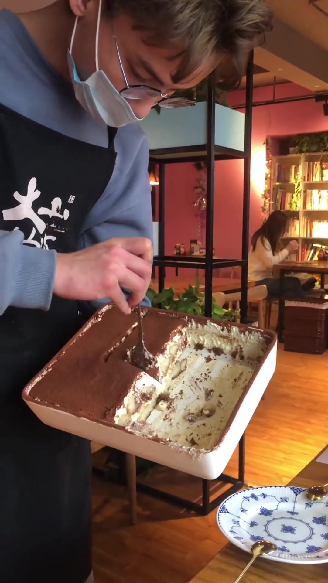 打卡网红蛋糕店,下一秒小哥哥的操作太给力,嫁给他一定很幸福!