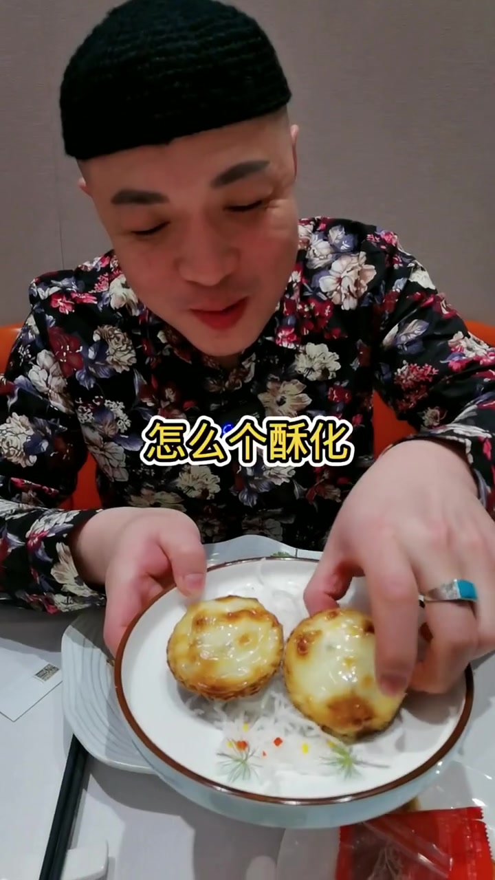 老北京大哥在高档饭店吃饭,好像当上网红之后,他档次都高了