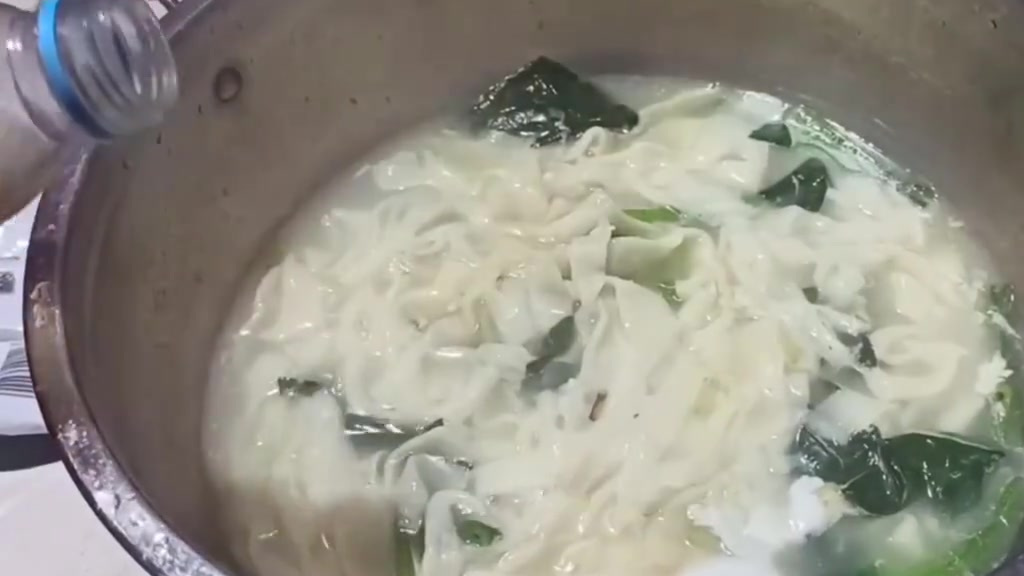 手擀面最简单的家常做法,面条筋道又好吃,女儿连吃了两大腕